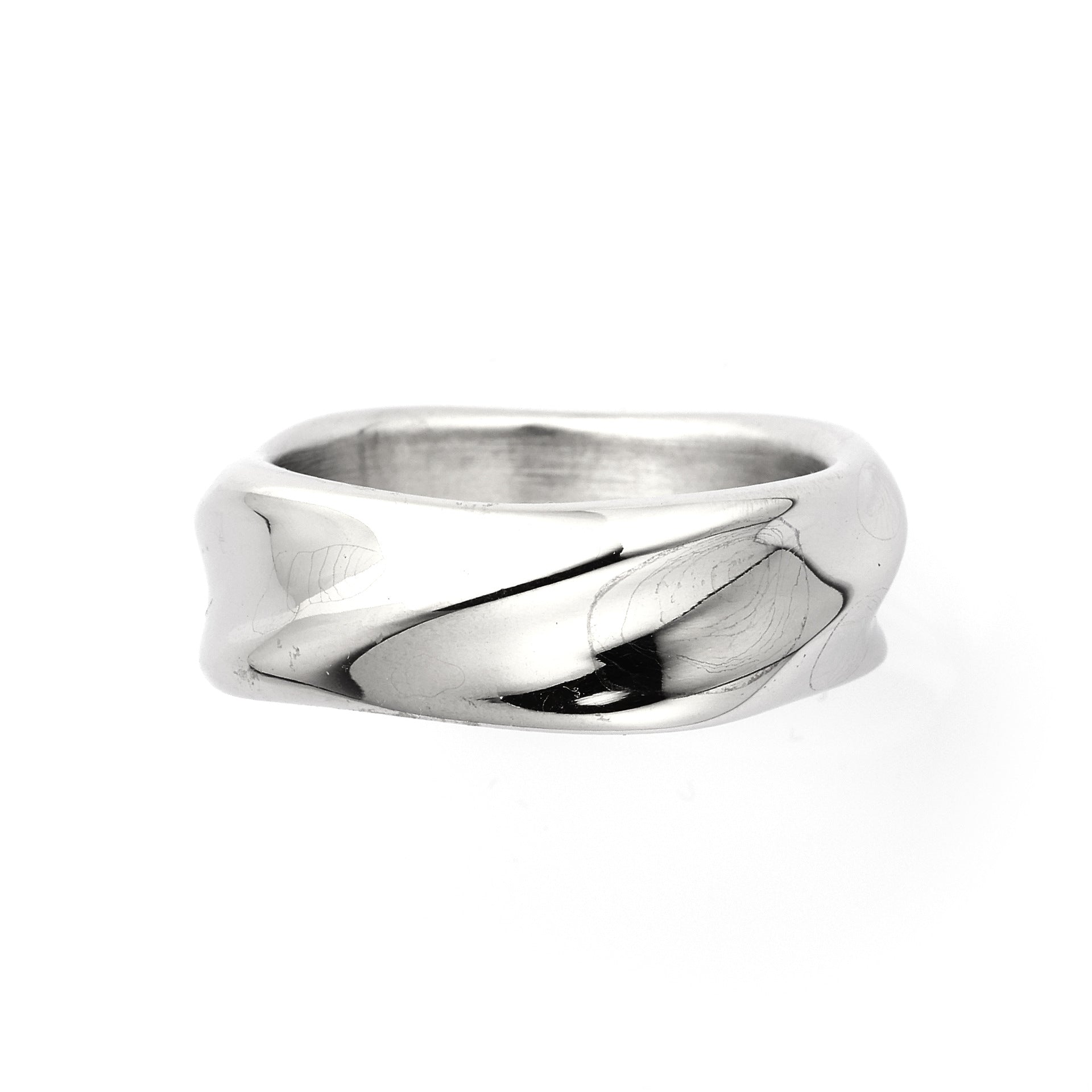 Anello “Onde di Carattere” — Stile essenziale, impatto immediato