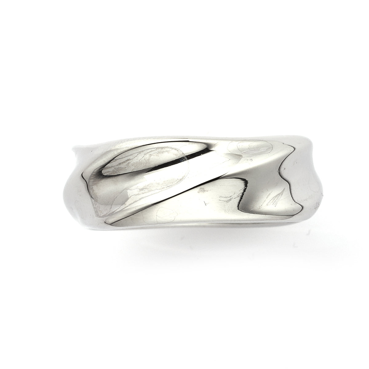 Anello “Onde di Carattere” — Stile essenziale, impatto immediato