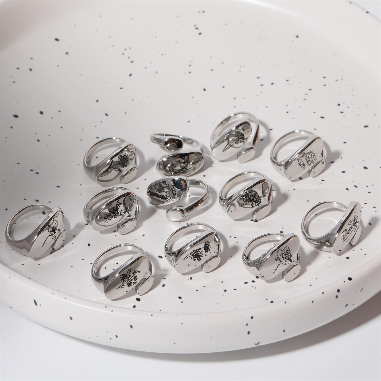 Fascino Floreale: L’Anello Elegante in Stile Asiatico