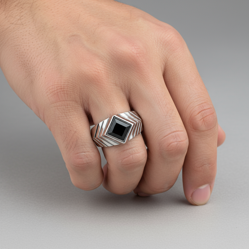 Vetta Silente – Anello in Argento con Onice e Geometria Chevron