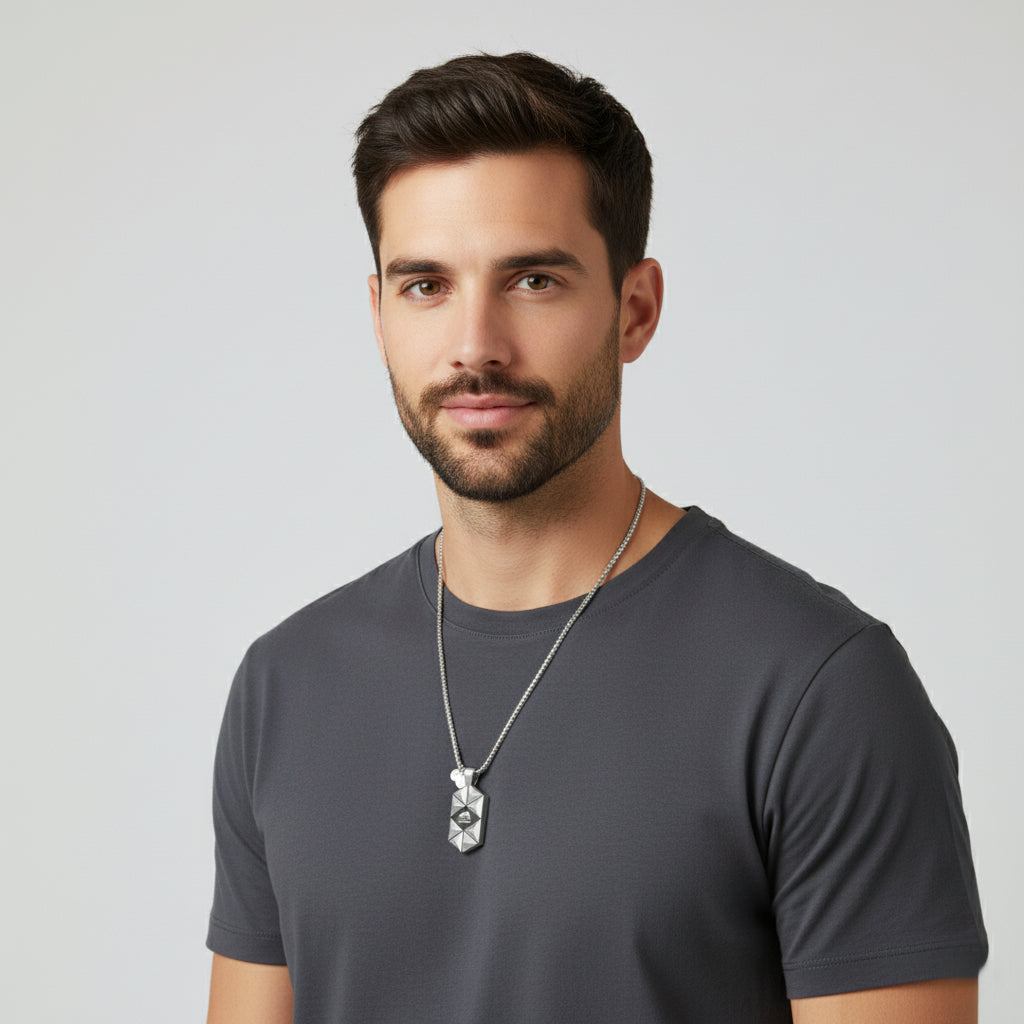 “Scudo Marino” – Collana Maschile in Acciaio Satinato