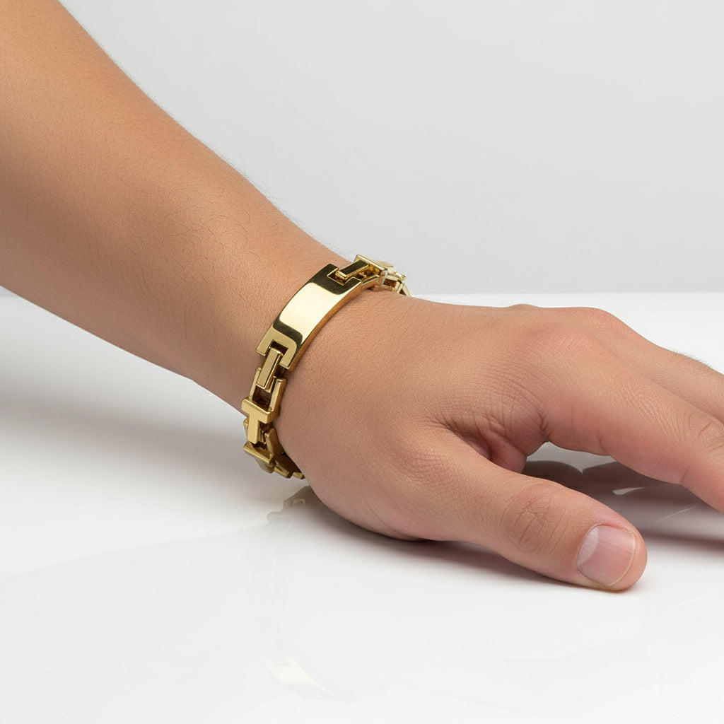 “Sigillo Urbano” – Bracciale Maschile in Oro con Maglie Architettoniche e Piastra Centrale