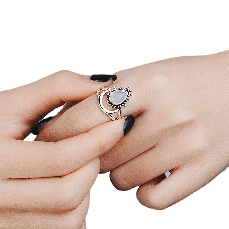 Anello Luna Crescente con Diamanti: Magia e Eleganza in un Gioiello