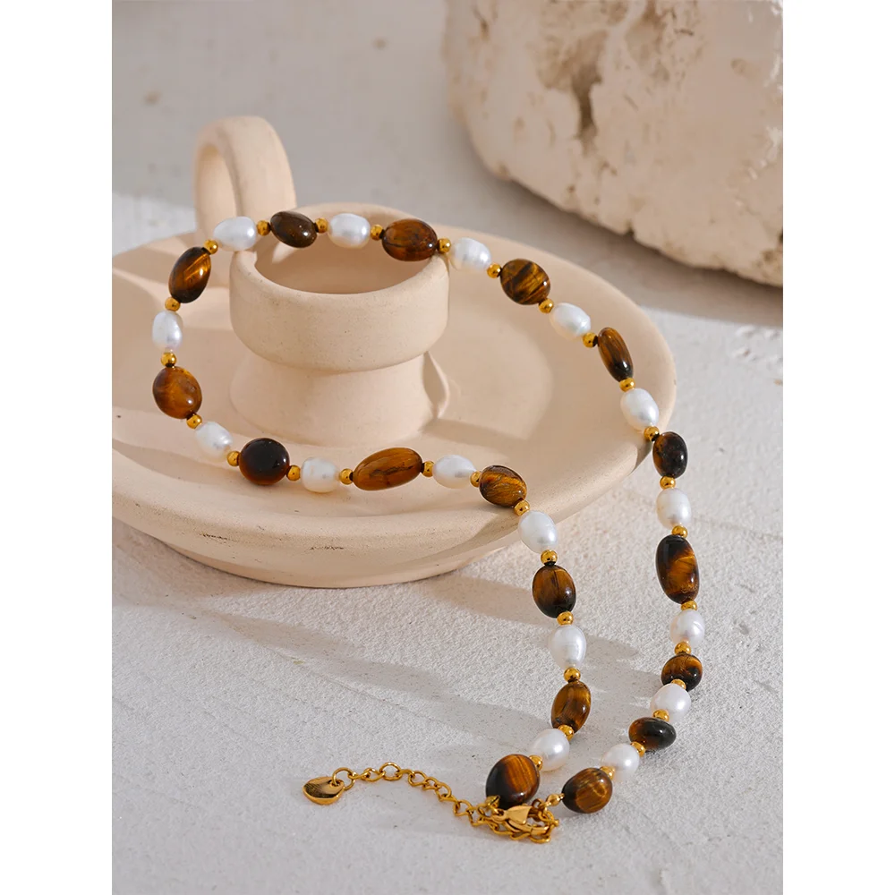 Collana Elegante con Perle e Pietre