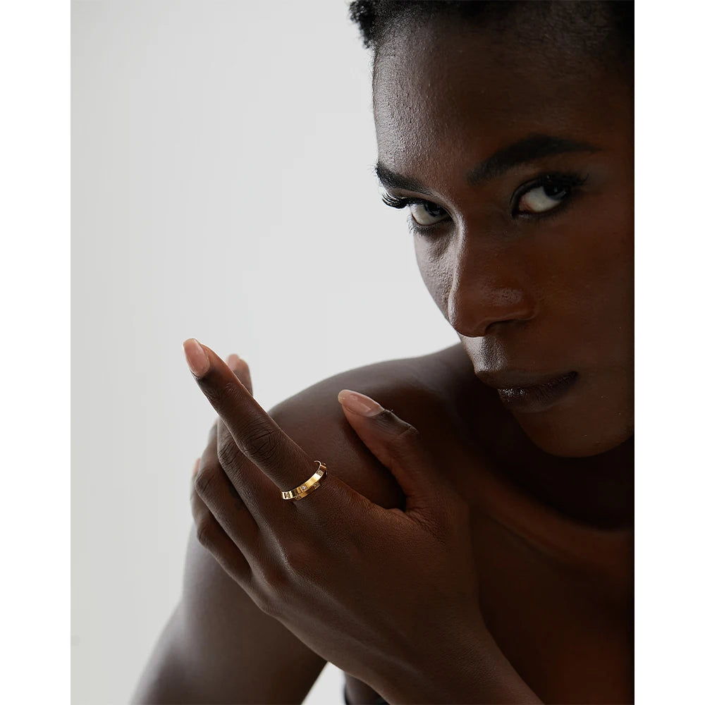 Anello Curvo di Eleganza