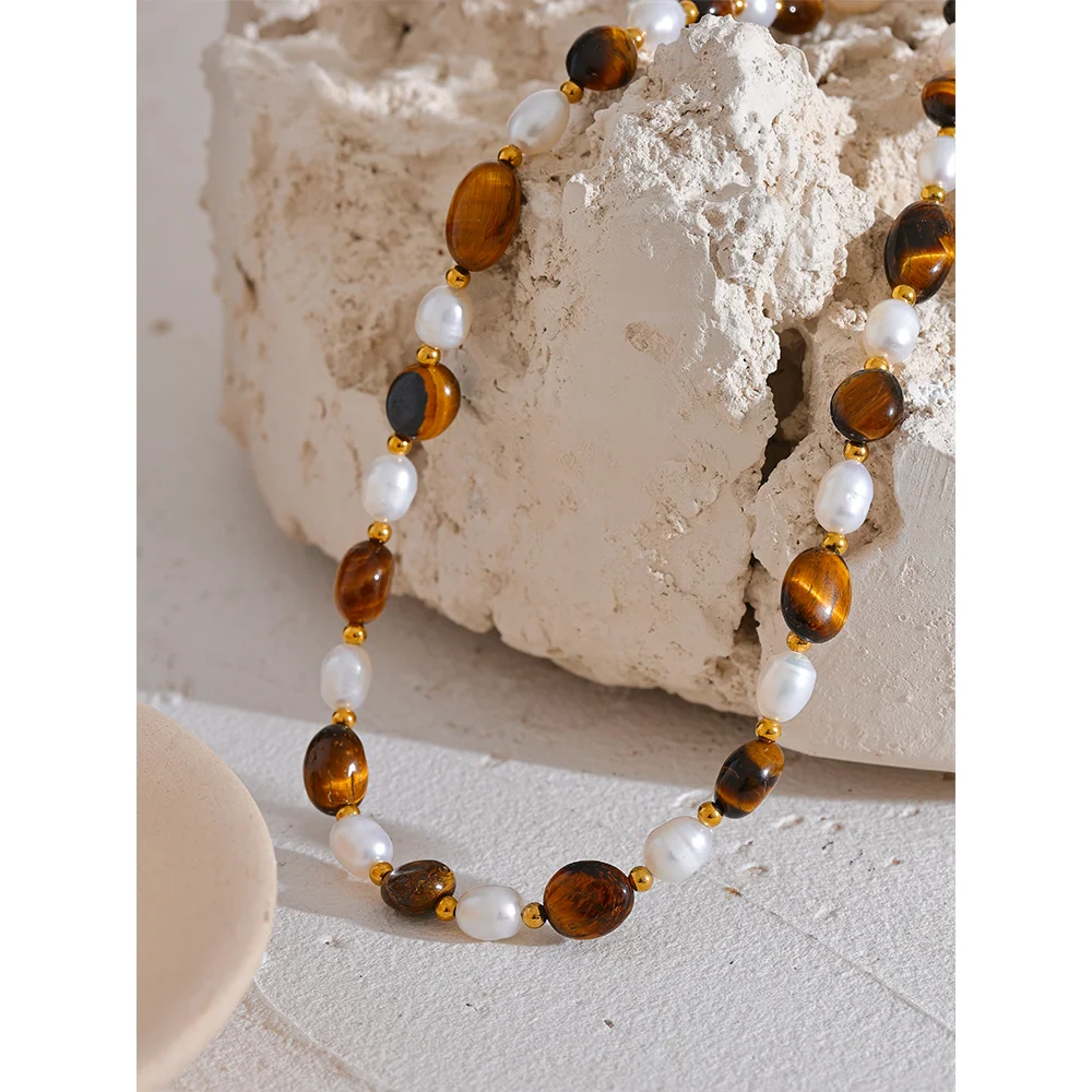 Collana Elegante con Perle e Pietre