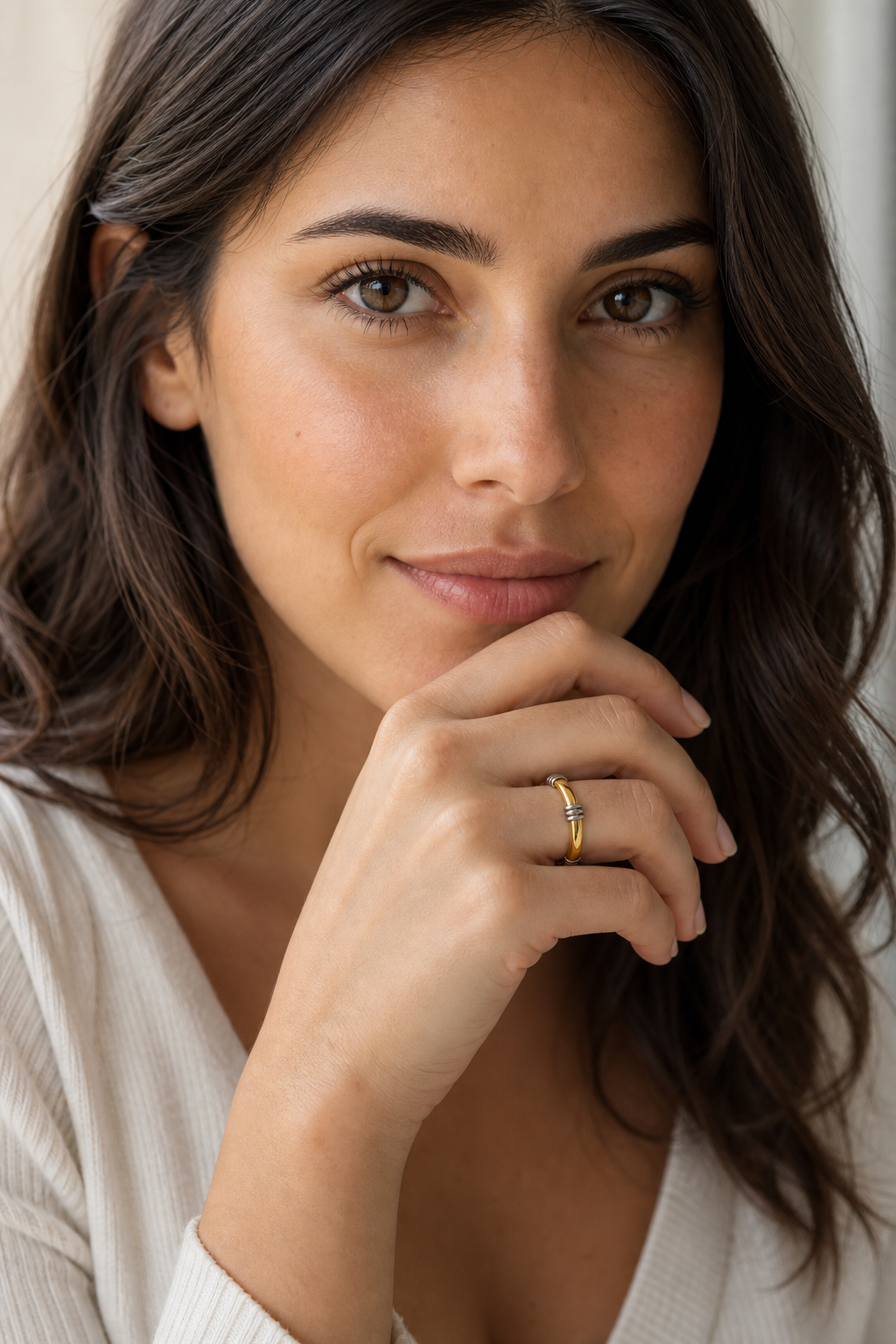 Ritmo Metropolitano — Anello Unisex in Titanium Gold, Cucitura Geometrica
