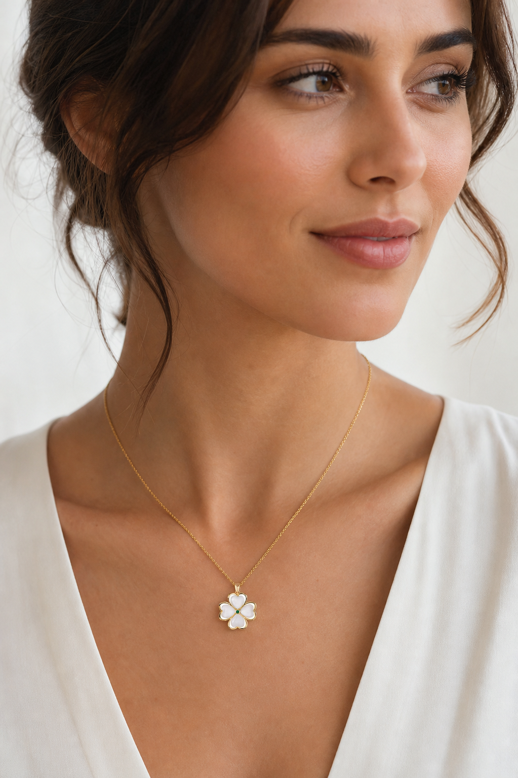 Quadrifoglio di Luce — Collana Clavicolare con Pendente Opale