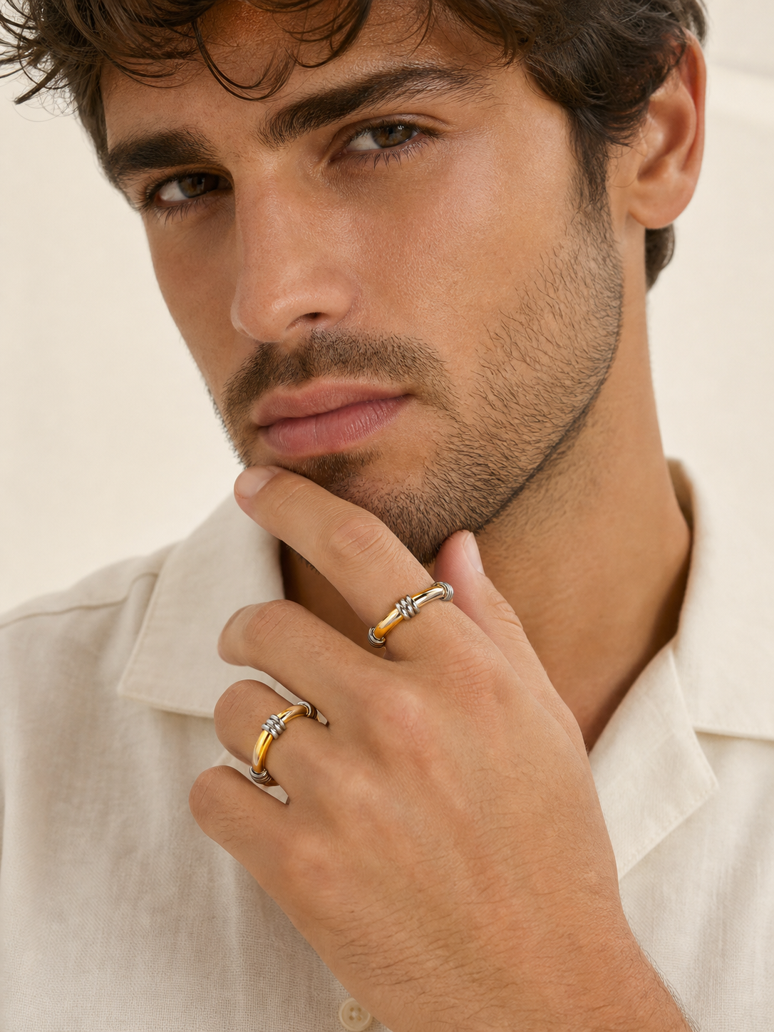 Ritmo Metropolitano — Anello Unisex in Titanium Gold, Cucitura Geometrica