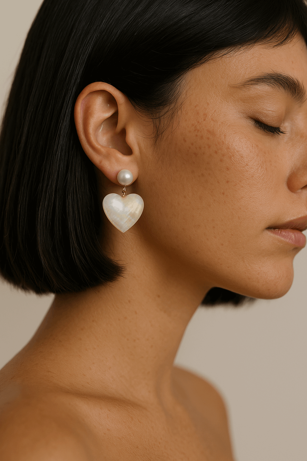 Lusso Luminoso: Orecchini Cuore in Madreperla con Perle Barocche