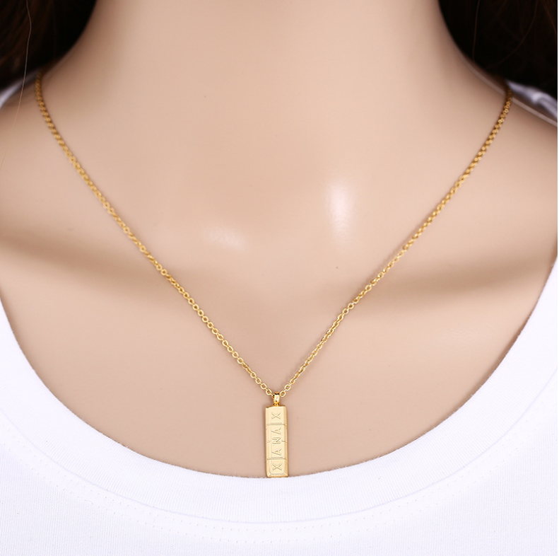 Golden Letter Charm Necklace - Il Tuo Nome in un Gioiello