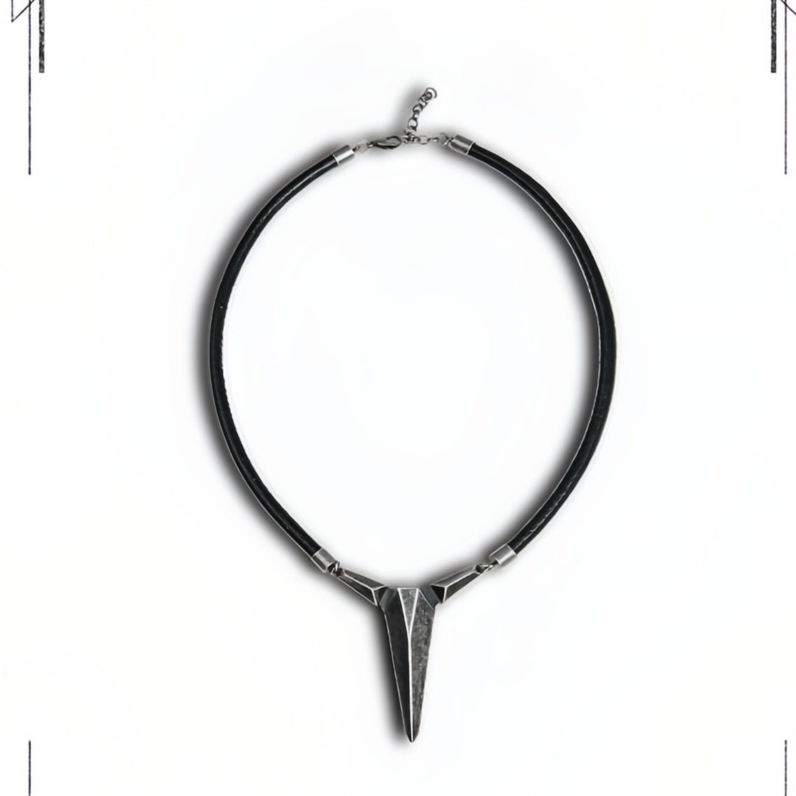 Collana Geometrica Dark: Un Accessorio Audace e Sofisticato