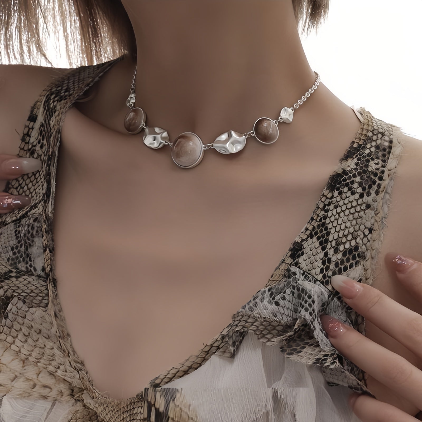 Arte e Stile: La Collana Vintage con Dipinto a Olio