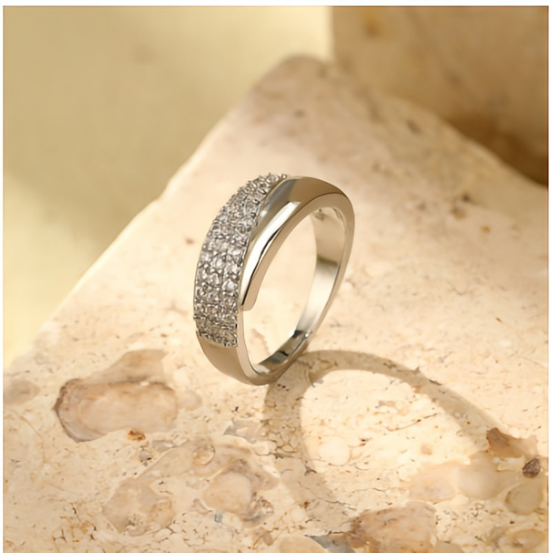 Eleganza Audace: Anello Geometrico a Strati con Farfalla