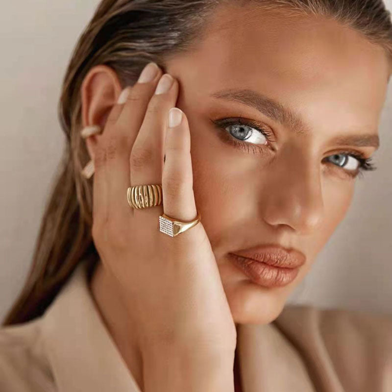 Geometria Preziosa: L’Anello Stacked Diamond Plaid