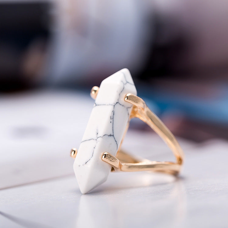 Anello Esagonale: Eleganza Geometrica per uno Stile Unico