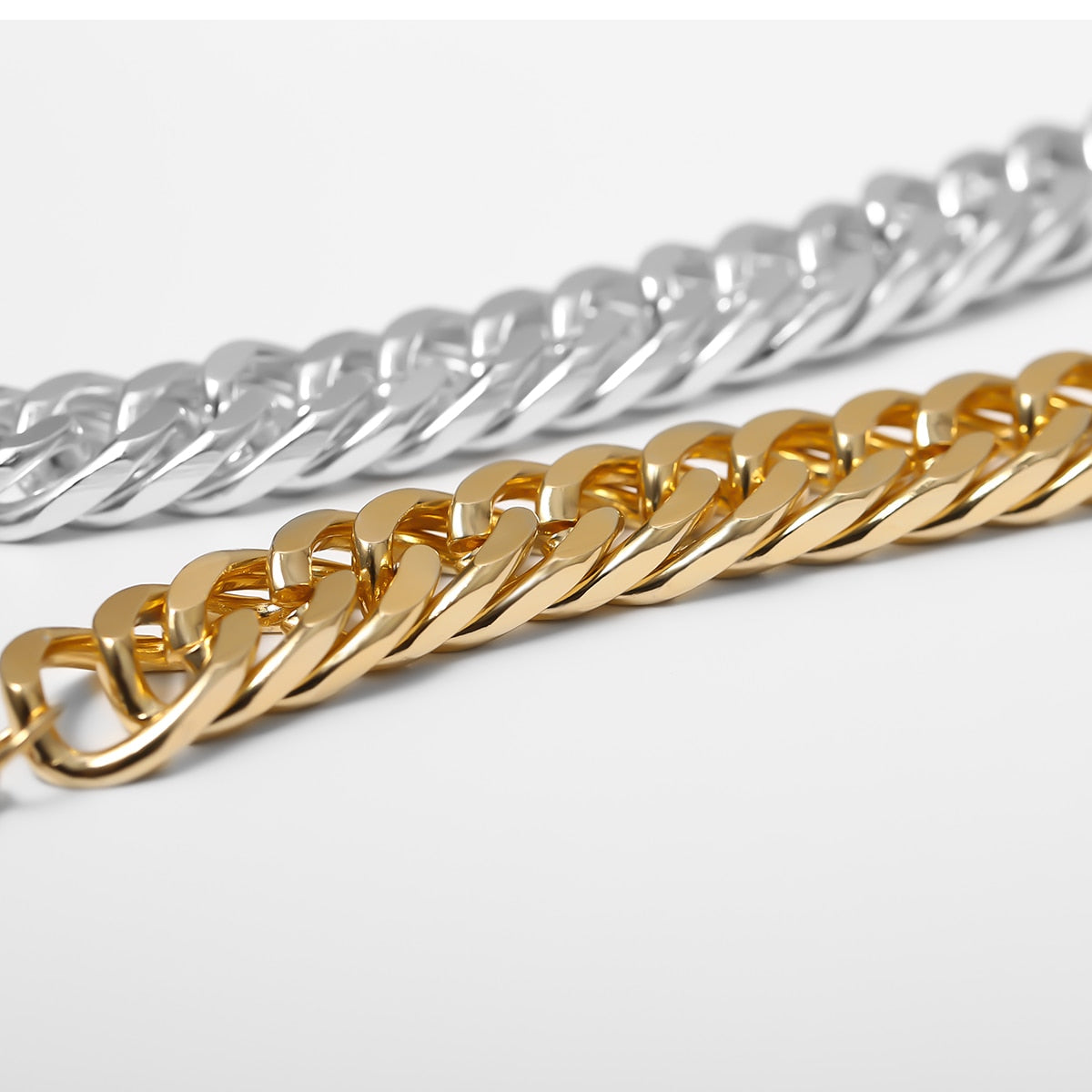 Urban Chain Choker - L'Essenza del Coolness Metallico