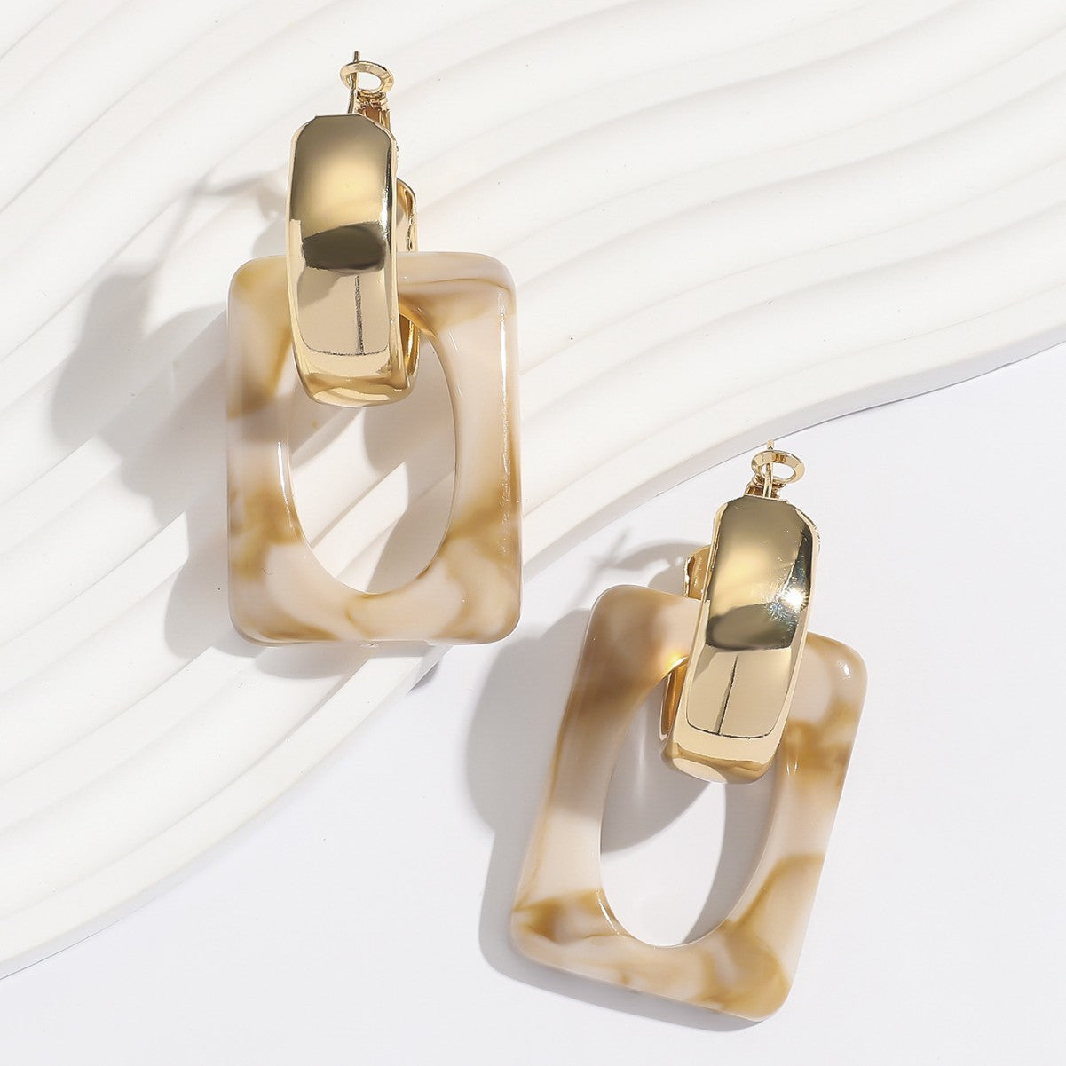 Eleganza Retrò: Orecchini Geometrici in Acrilico