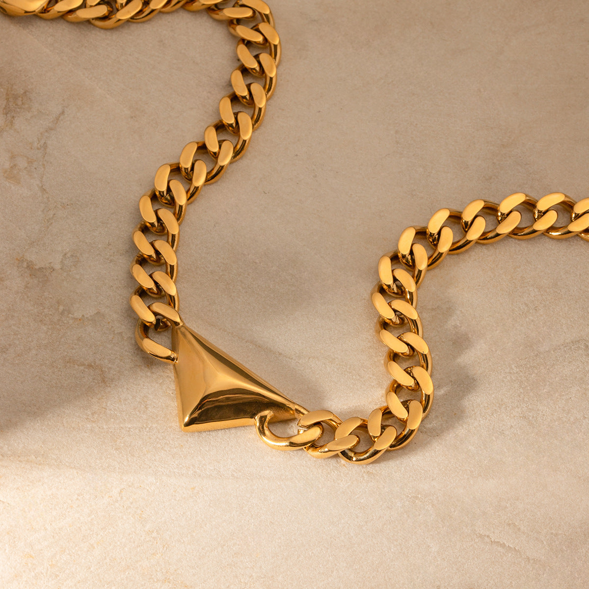 Collana Triangolo in Oro 18K - Minimalismo Francese