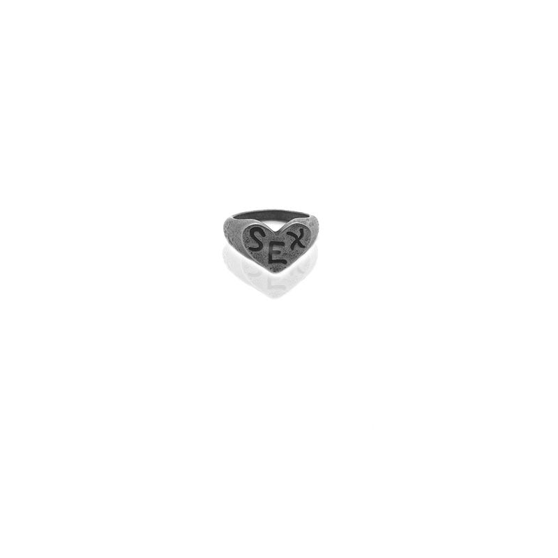 Letter Heart Ring – Il battito inciso nel metallo