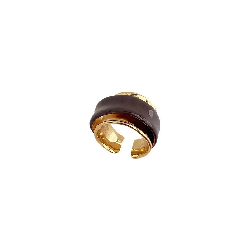 Anello Regolabile con Effetto Oro Colato e Dettagli a Contrasto