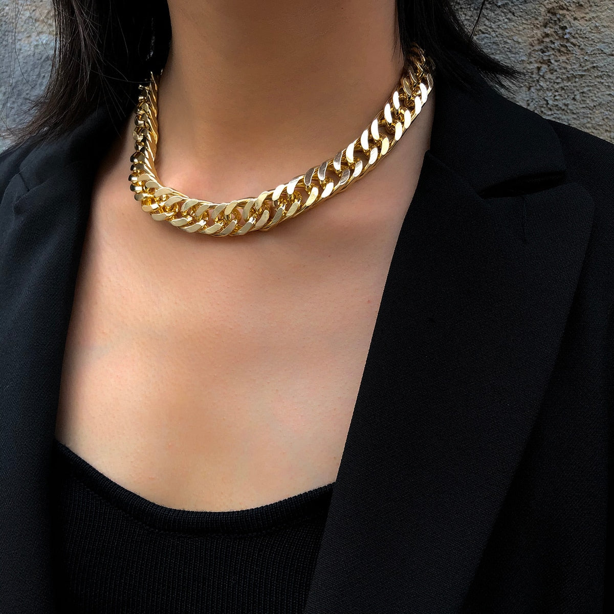 Urban Chain Choker - L'Essenza del Coolness Metallico