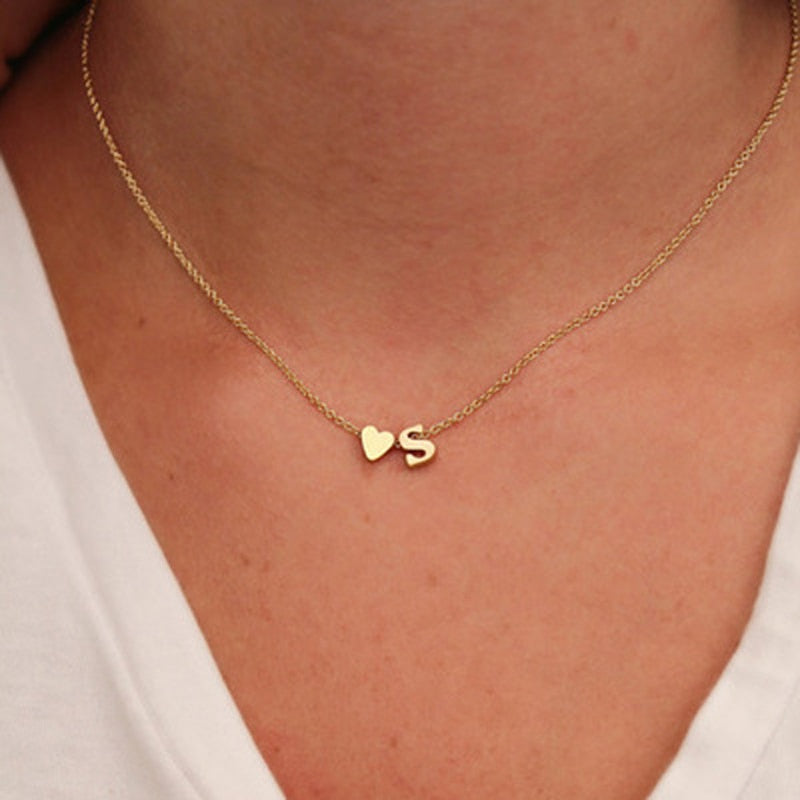 Tiny Heart Initial Necklace - Dolcezza Minimalista con un Tocco Personale