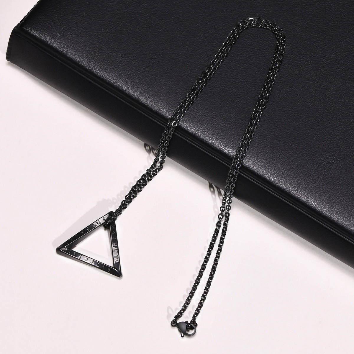 Collana Vikinga Rune Triangolo - Potere e Mistero