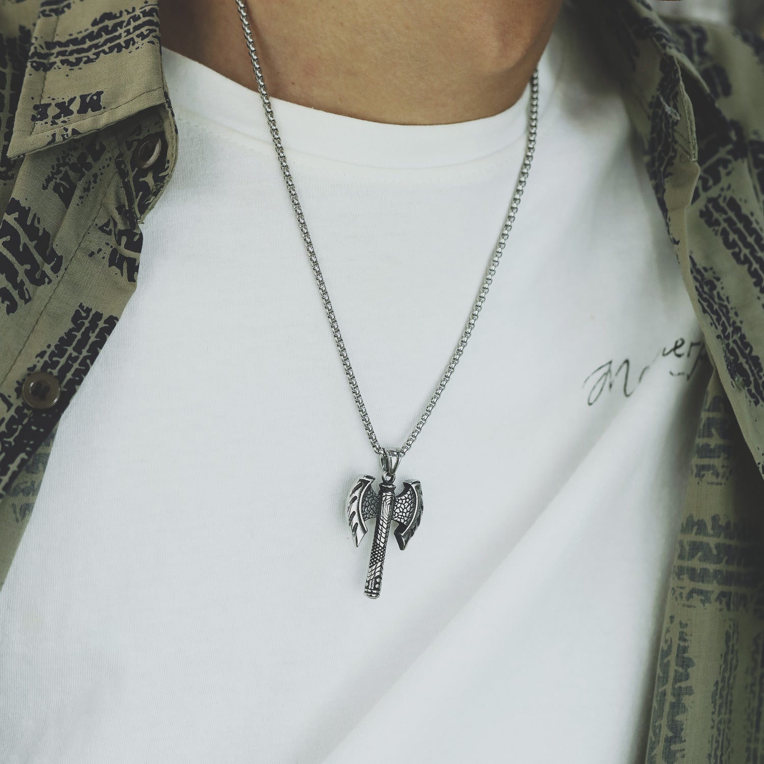 Collana Ascia Vintage in Acciaio Titanio: Potenza e Stile senza Tempo