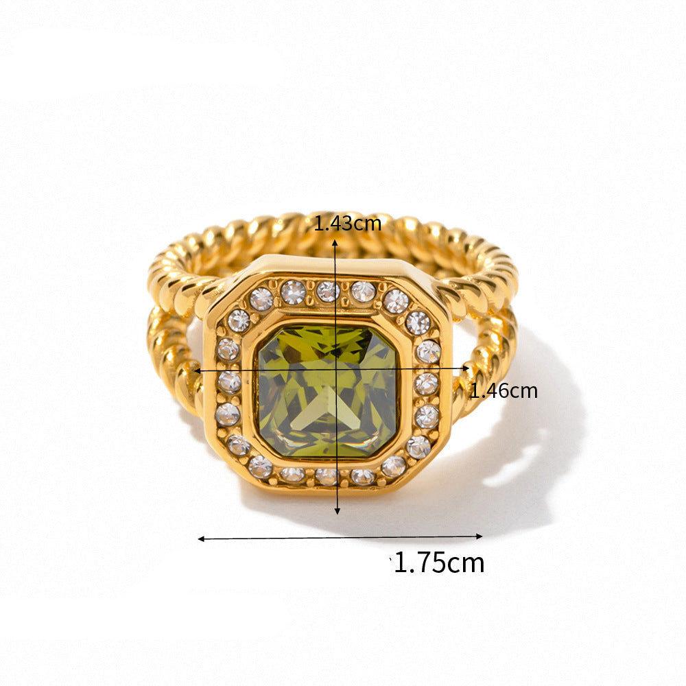 Anello Ottagonale con Zircone Verde Oliva: Eleganza e Modernità in un Gioiello