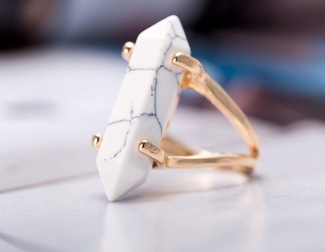 Anello Esagonale: Eleganza Geometrica per uno Stile Unico