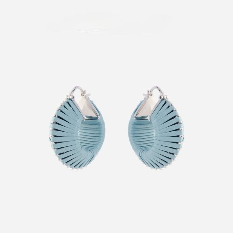 Orecchini Rotondi con Corda in Pelle e Ago in Argento 925