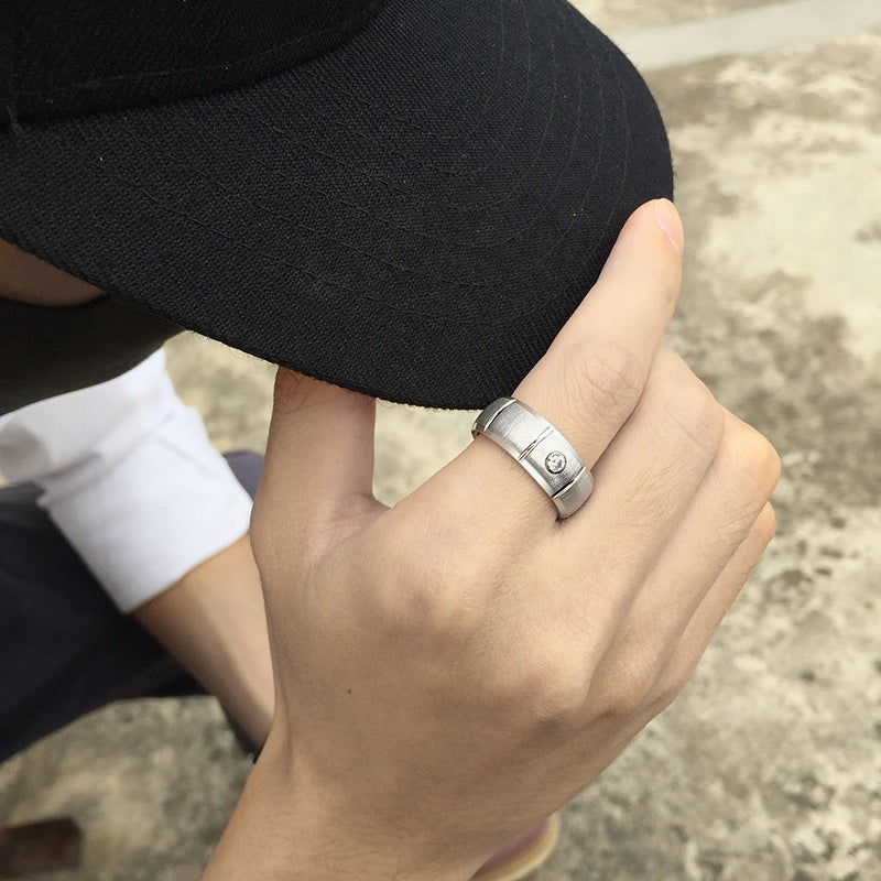 Anello in Tungsteno Spazzolato con Zircone: Eleganza e Resistenza