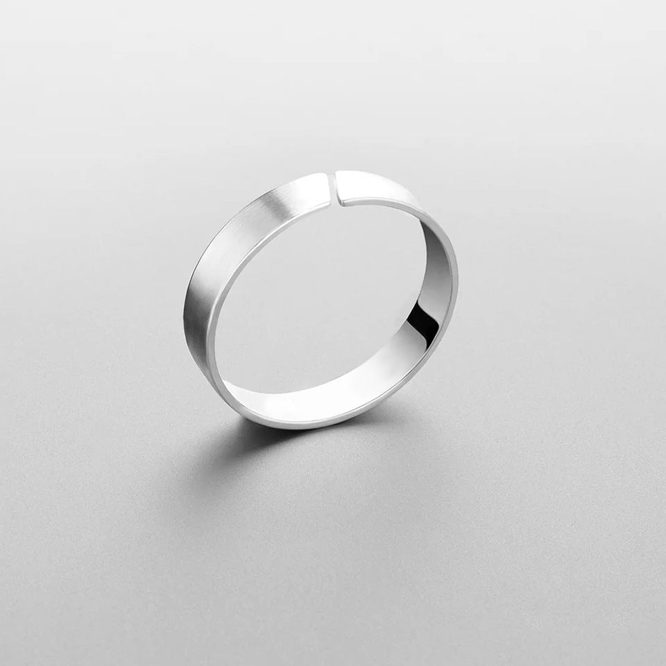 L'anello minimalista che trasforma la sottigliezza in puro potere.