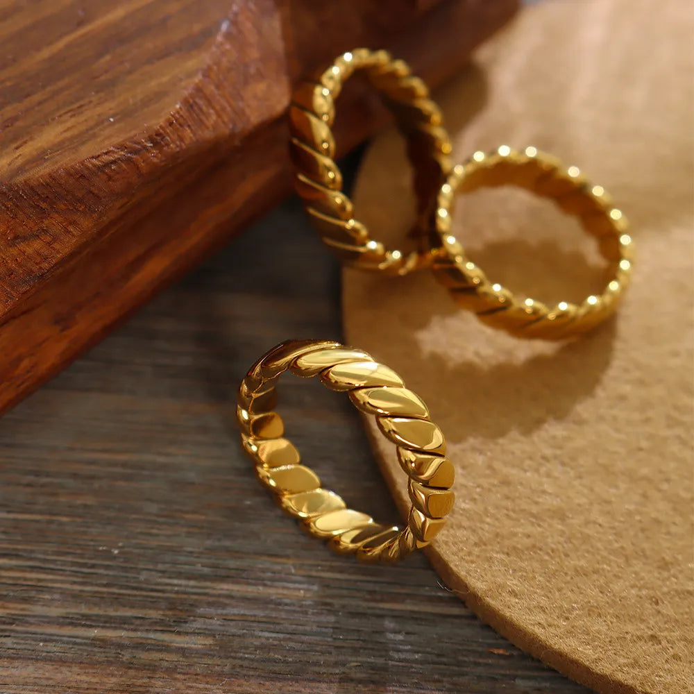 Anello in Acciaio al Titanio Placcato Oro 18K