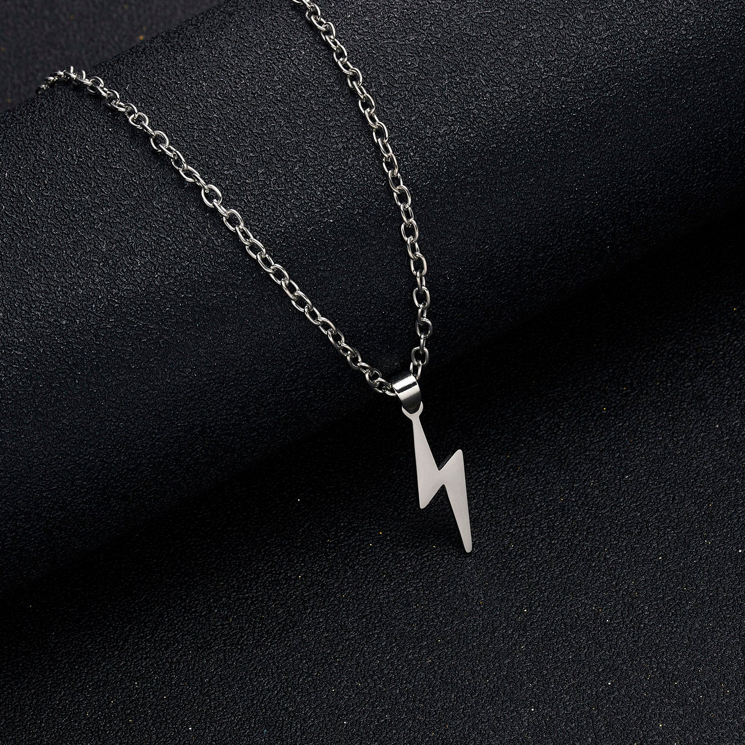 Thunderbolt Pendant Necklace - Energia Metallica per Stili Audaci
