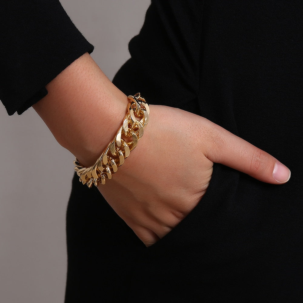 Urban Chain Choker - L'Essenza del Coolness Metallico