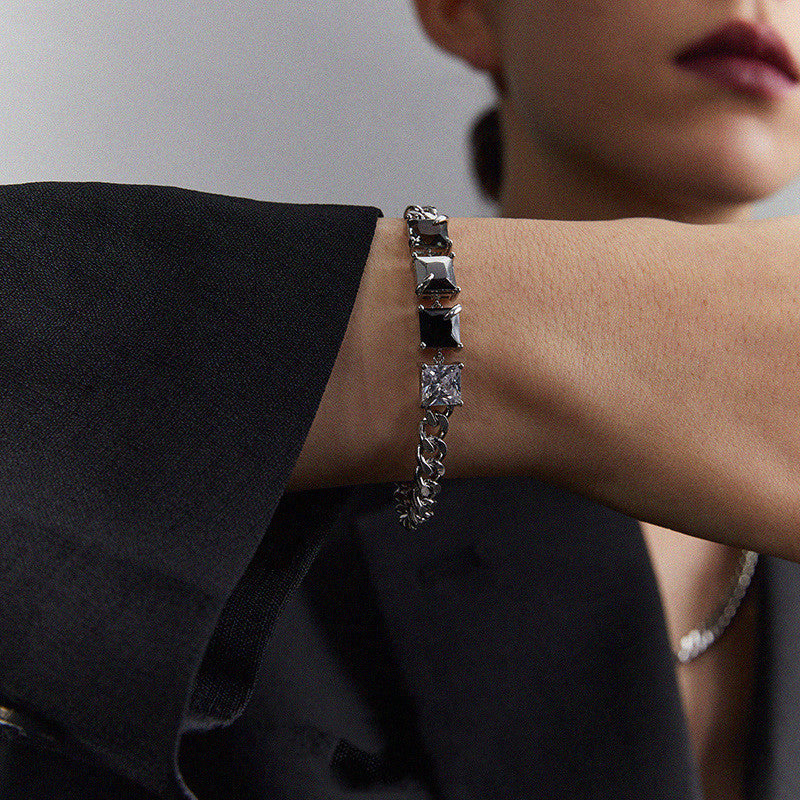 Eleganza Stellare: Il Bracciale Dimension Series