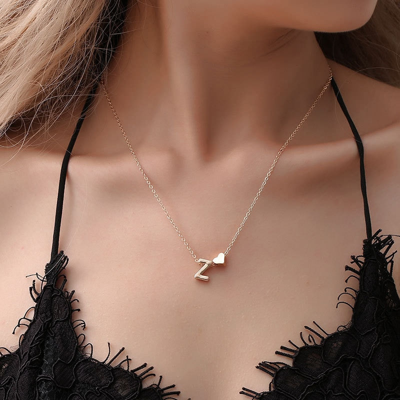Tiny Heart Initial Necklace - Dolcezza Minimalista con un Tocco Personale