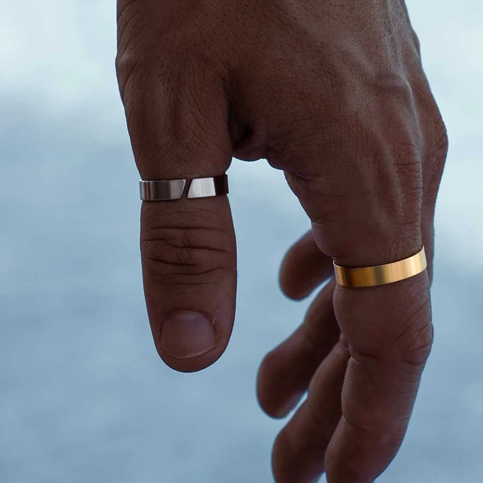 L'anello minimalista che trasforma la sottigliezza in puro potere.
