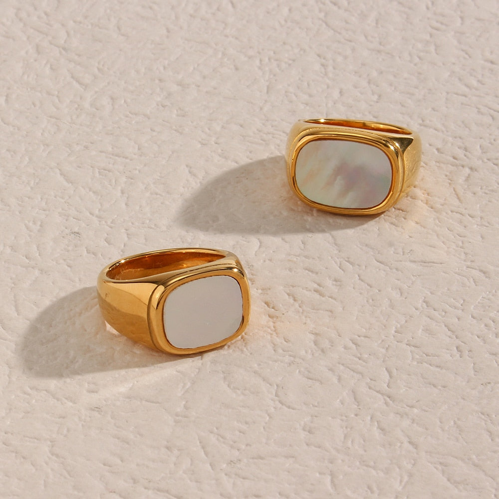 Pearl Essence Square Ring - Eleganza Minimalista con un Tocco di Lusso