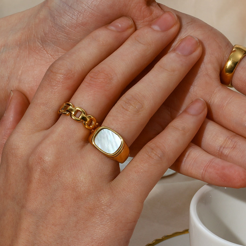 Pearl Essence Square Ring - Eleganza Minimalista con un Tocco di Lusso