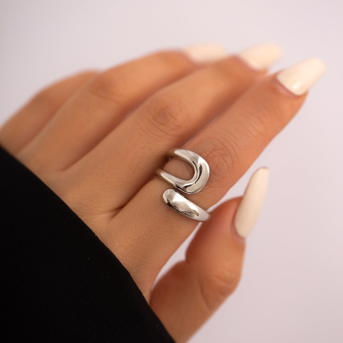 Anello Geometrico Aperto: L’Abbraccio Metallico che Celebra la Tua Unicità