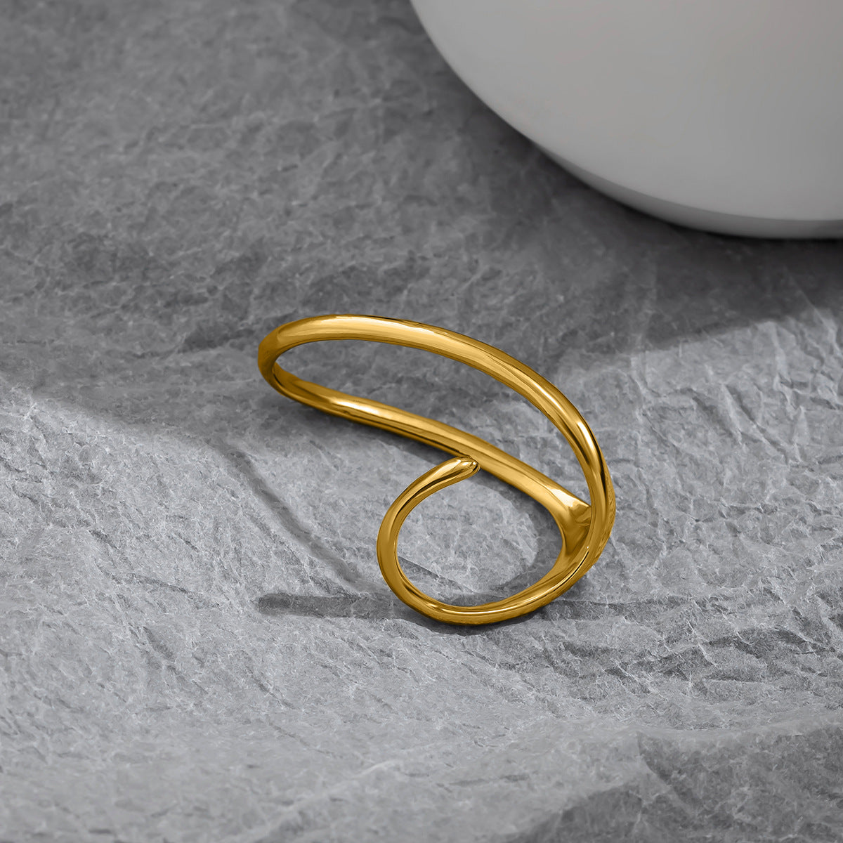 Anello Geometrico Aperto: L’Abbraccio Metallico che Celebra la Tua Unicità