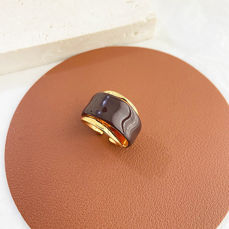 Anello Regolabile con Effetto Oro Colato e Dettagli a Contrasto