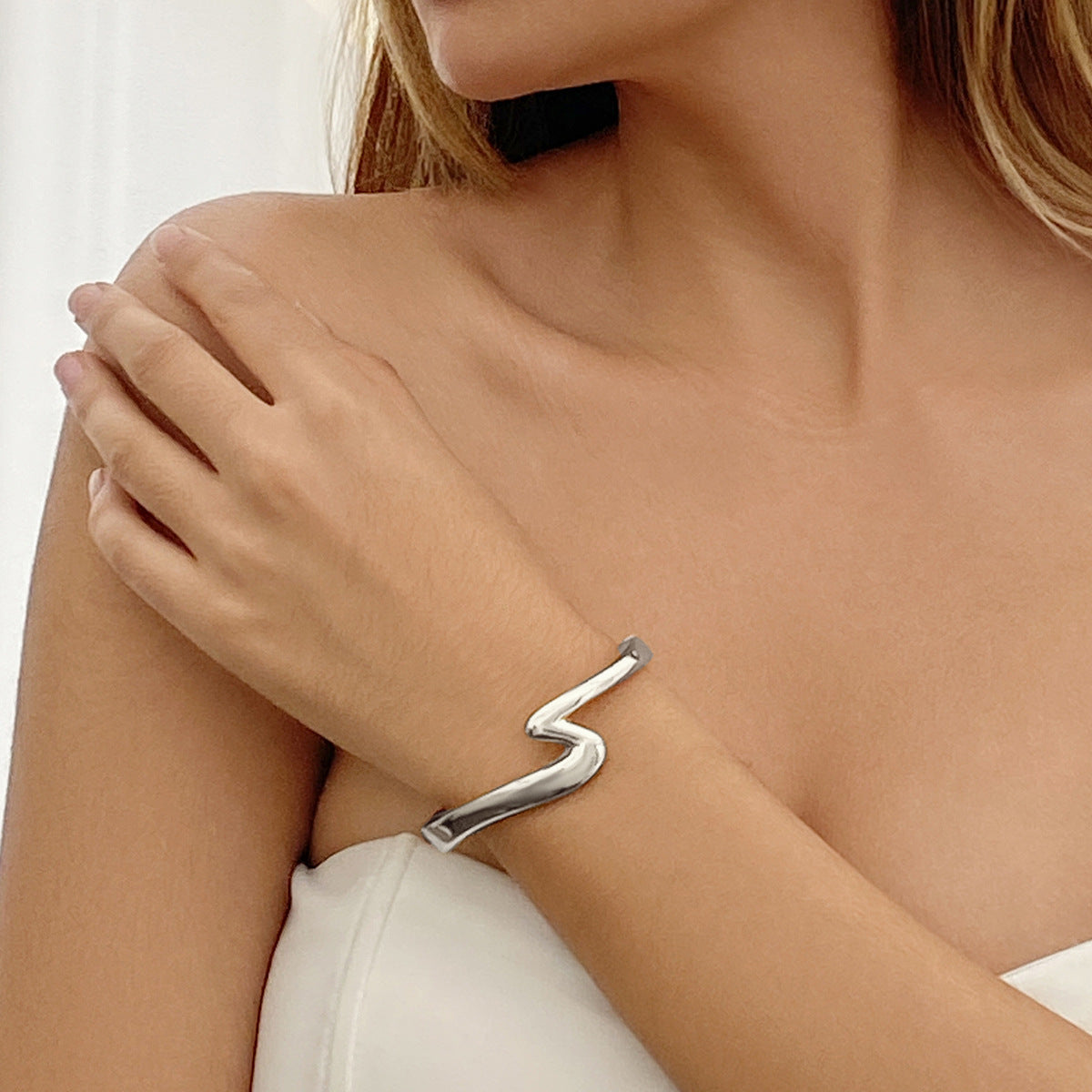 Bracciale Curvo a Z: L’Eleganza Discreta di Chi Sceglie di Essere Unica