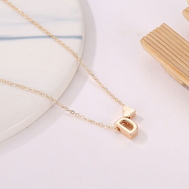 Tiny Heart Initial Necklace - Dolcezza Minimalista con un Tocco Personale
