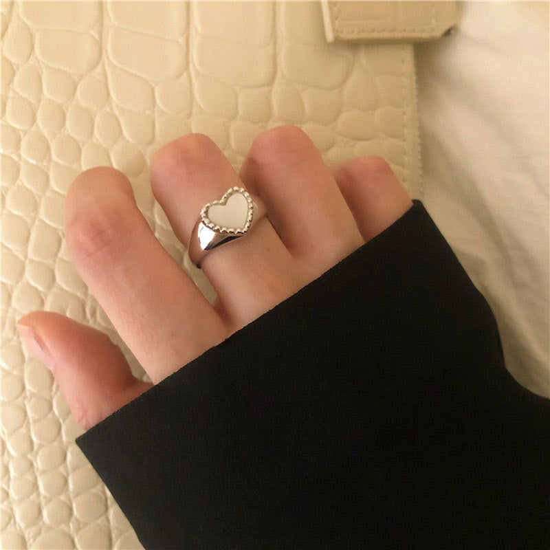 Silver Heart Shell Ring - Simbolo d'Amore senza Tempo