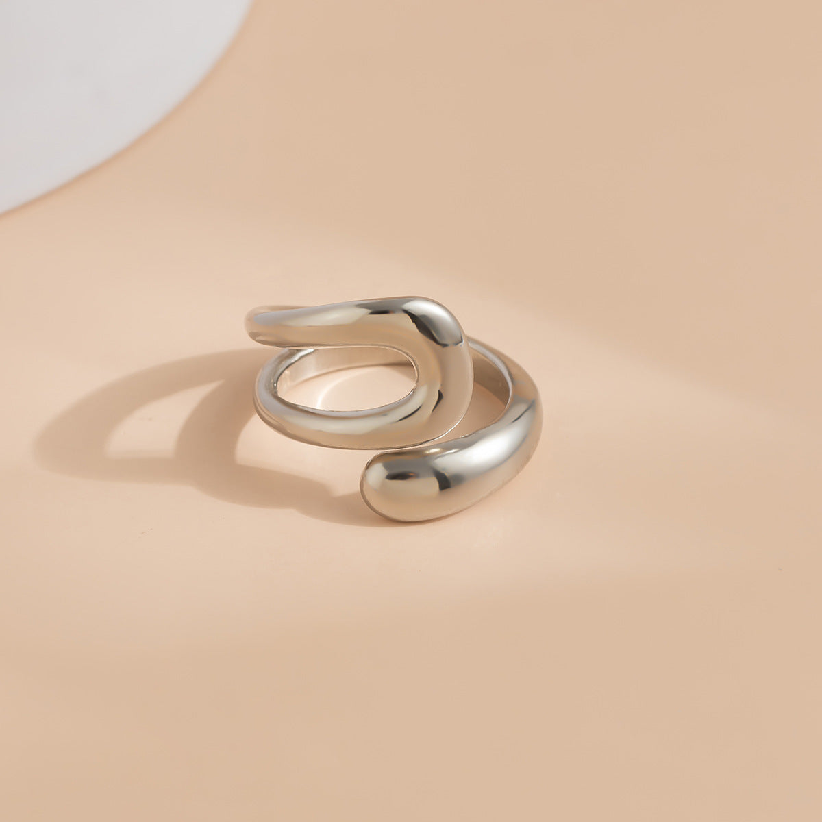 Anello Geometrico Aperto: L’Abbraccio Metallico che Celebra la Tua Unicità