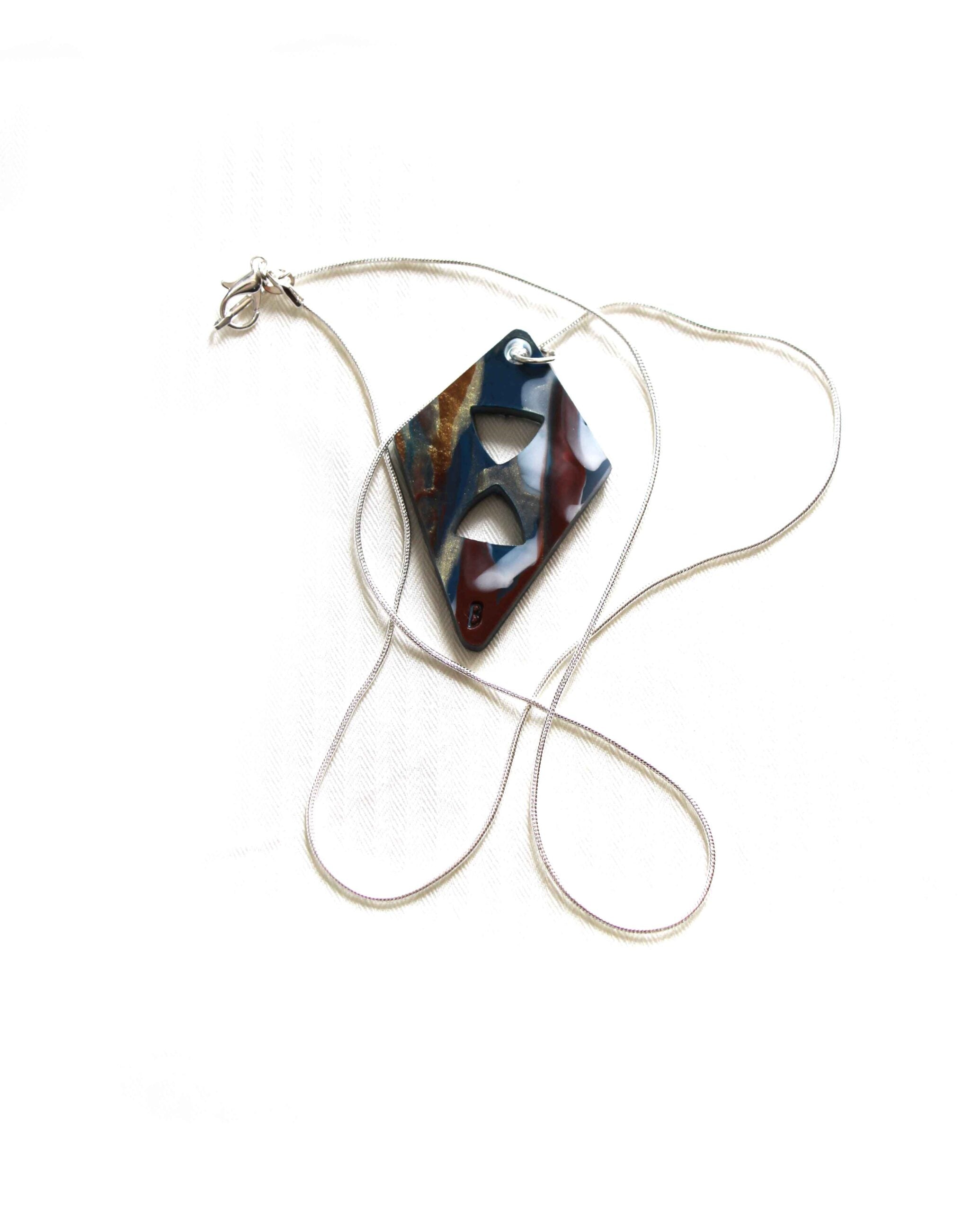 Rhombus Glow – Collana che Accende lo Stile